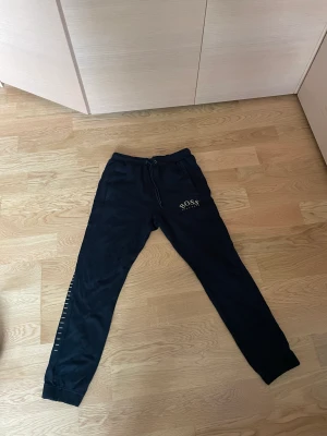 Hugo Boss mjukisbyxor - Säljer mina Hugo Boss mjukisbyxor i storlek S. De är i fint skick