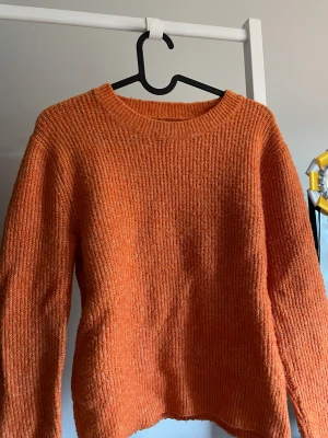 Stickad tröja - Säljer denna stickade tröja då jag vuxit ut den☺️ Storlek Xs och köparen står för frakten!