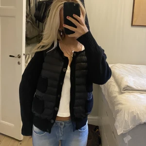 Moncler Cardigan - (INTRESSEKOLL) denna as fina cardigan köpt från vestaire collective. Har ökthetsbevis. Storlek L men passar mig som normalt har xs/s då d e små i storleken!