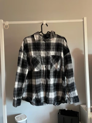 Rutig skjorta  - Rutig skjorta med knappt och fickor fram.  Aldrig använd utan bara testad. 