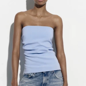 Topp - Säljer denna sjukt fina topp från zara! St xs men passar mig som har S🥰