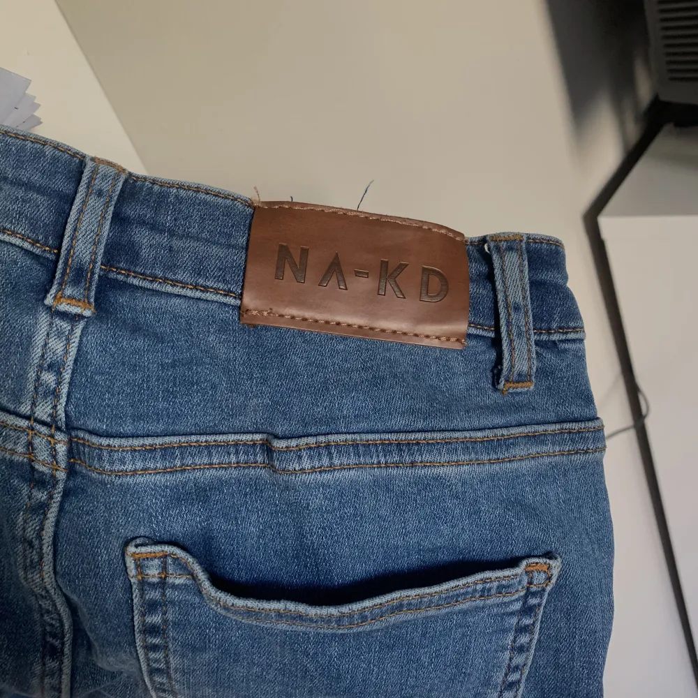 Ett par NAKD jeans i modell skinny. Jättefin färg men dom är tyvärr för små för mig🤍  (ENDAST TESTADE). Jeans & Byxor.