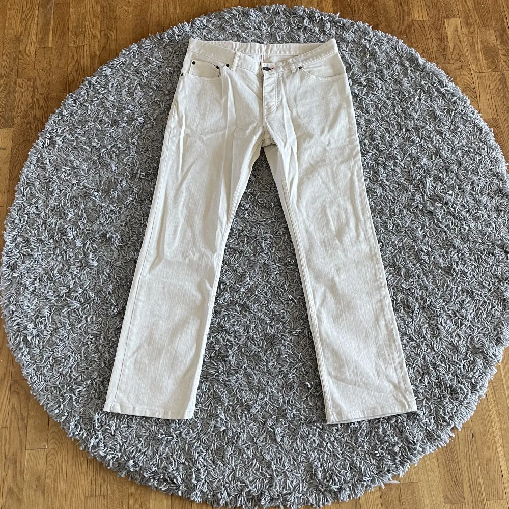 Tommy vita jeans från 2000-2002 Condition: 9/10 knappt använda mest suttit i låda. Jeans & Byxor.