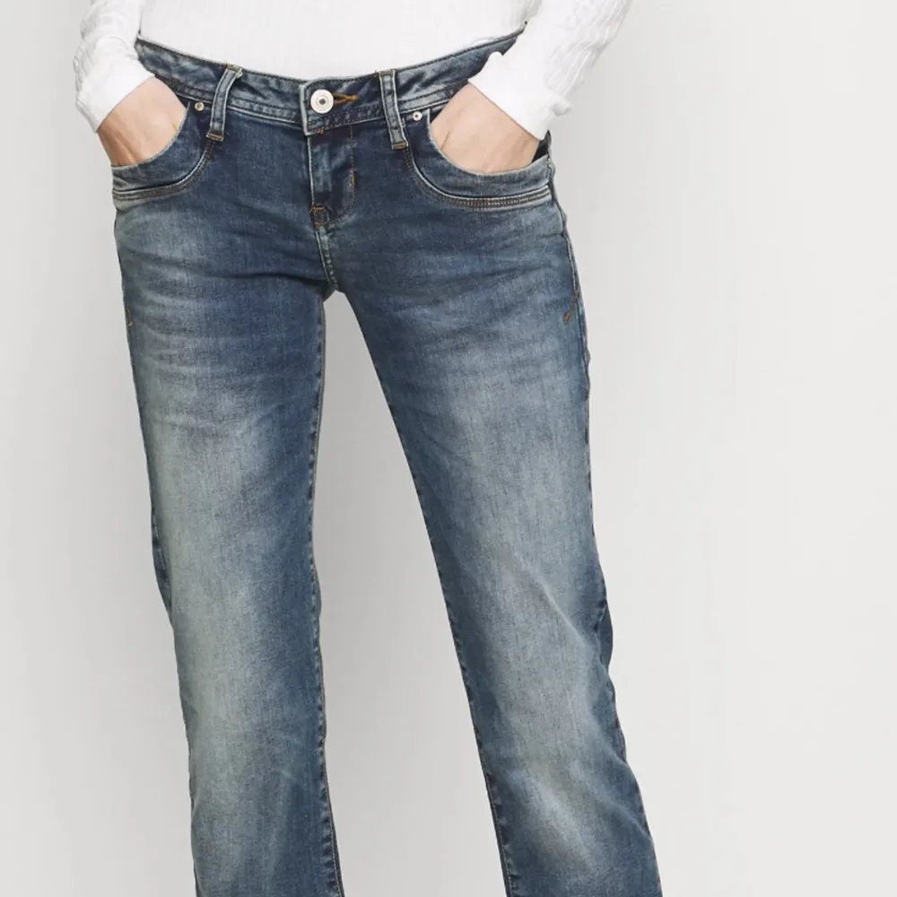 Ltb valerie jeans🙏🏽✨ Jag är ca 165 och de passar perfekt i längden. Midjemåttet är 26/25 och längden 30 🤩. Jeans & Byxor.