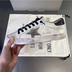 Golden Goose skor - Storlek 44 i ett mycket bra skick. Endast dustbag ingår där av priset. Hör av er vid frågor!!