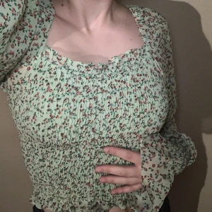 Tröja - Fin tröja med blommigt mönster🌿🌸  Står Xs men passar mer för S