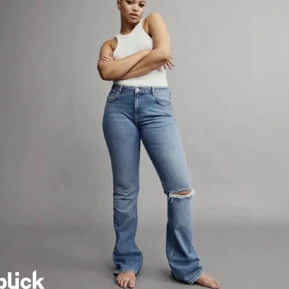 Säljer mina jättefina Gina Tricot jeans då jag beställde i för liten storlek 💞 helt oanvända💞. Jeans & Byxor.
