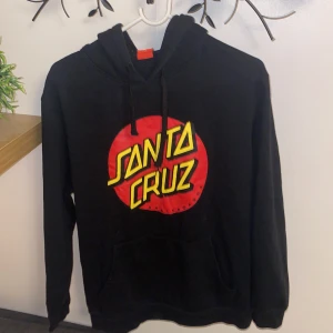 Santacruz hoodie - Santacruz Hoodie, mycket bra skick då trycket har få skador sorlek M💗