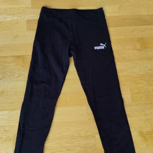 Svarta Puma tights - Köpt från stadium Materialet är i tyg I nyskick, använd fåtal gånger, inga defekter  Djurfritt Rökfritt hem  Hämtas i Åkarp eller skickas via post  Köparen betalar fraktkostnad samt varan i förväg