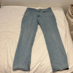 Ljus blåa H&M byxor - Det är min broshas byxor som han inte vill behålla, han vill bli av med dom bara. Storleken är 33/32