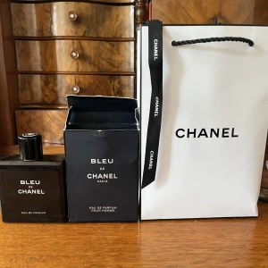 Bleu de chanel - Säljer bleu de chanel billigt då locket är skadat. Flaskan är dock i schysst skick. Locket funkar också precis som det ska även om det har en synlig skada. Kvitto finns. 95% kvar ca