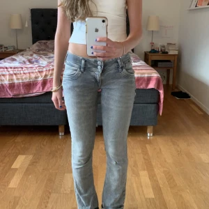 Ltb jeans - Lågmidjade Ltb jeans i rak modell. Längd 34 och midja 26 (80cm +- några cm då de är stretchiga)💗 Jag är 172cm och har vikt upp jeansen på bilden🙌