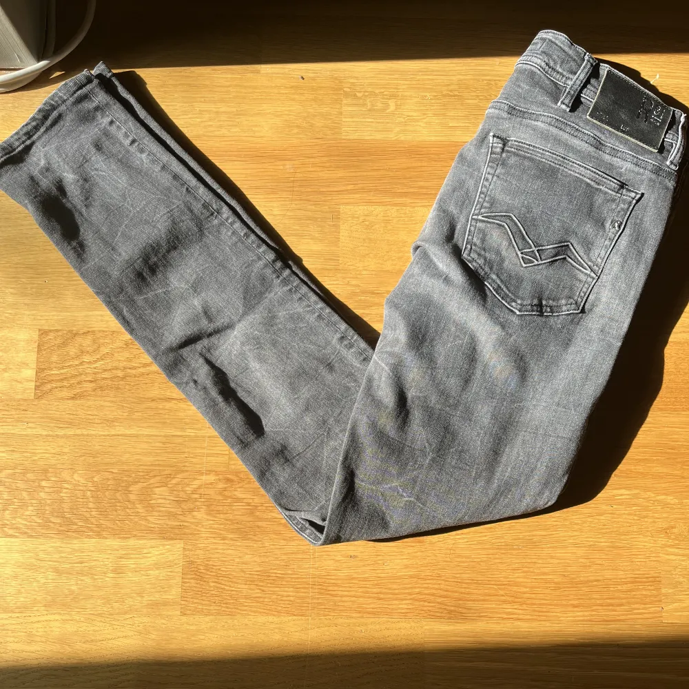 Ett par galet feta replay jeans! | Skick 9/10, knappt använda o inga defekter | Modell ”Jondrill”, påminner om ”Anbass” | Nypris 1600kr | Säljer pga för små | Svarar gärna på era frågor och funderingar!. Jeans & Byxor.