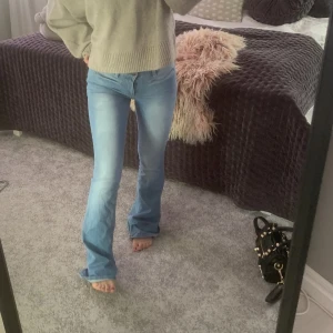 Blå lågmidjade jeans  - Blå lågmidjade jeans, aldrig använda 💕 skulle säga strl 26-28 beroende på hur man vill de ska sitta 