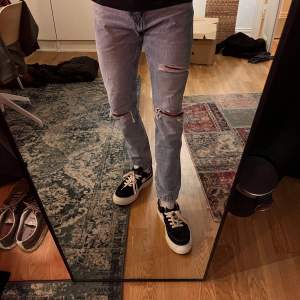 Ljusa Levi's 512 jeans med en karaktäristisk patina av slitage. Trots detta är de i mycket bra skick. Storlek 31/32. Perfekt för den som uppskattar vintagekänslan med Levi's kvalitet.