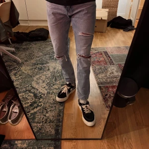 Levis 512 - Ljusa Levi's 512 jeans med en karaktäristisk patina av slitage. Trots detta är de i mycket bra skick. Storlek 31/32. Perfekt för den som uppskattar vintagekänslan med Levi's kvalitet.