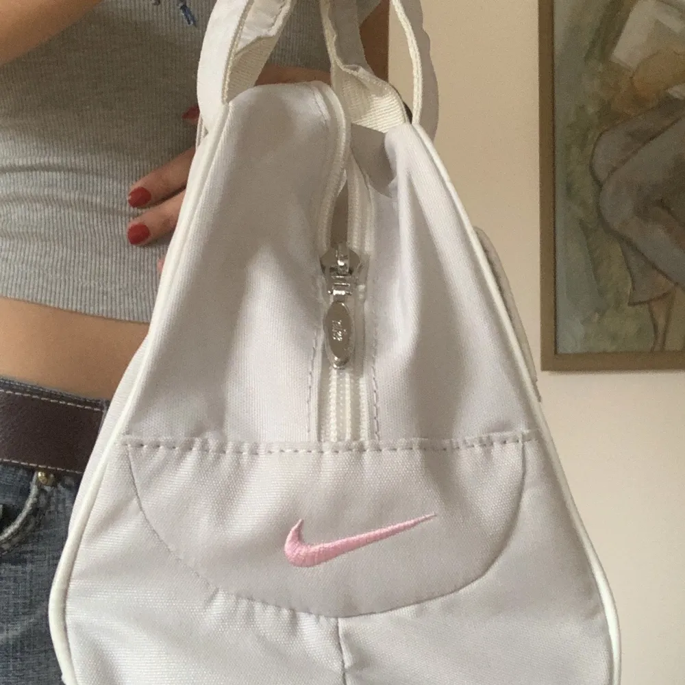  Jättefin vit Nike väska med rosa Nike detaljer nästan helt oanvänd. Har du ett litet fack inne.. Väskor.