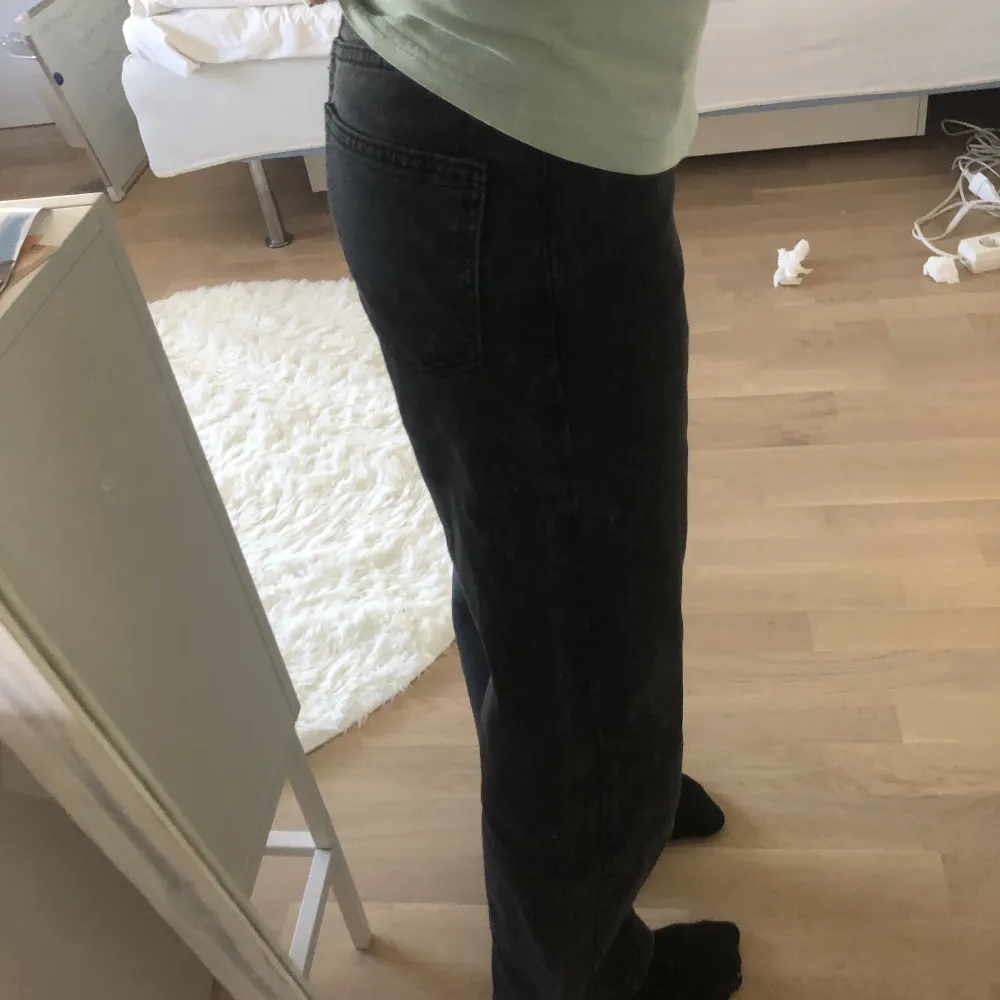 Ett par svarta kågmidjade jeans🖤Jag har fått ett nytt par så de kommer inte till andvändning längre🥲 De är wide och lågmidjade om man drar ner de pyttepyttelite🖤 Från Lindex😍Går att ändra på priset🖤❤️10-11 år🥰. Jeans & Byxor.