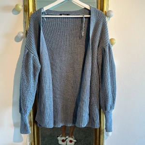 Cardigan Gina xs 😇 - Köpte denna 2019, gammal men fortfarande 10/10 i skick då den knappt är använd. Så fin och skön. Lite längre i modellen. Fin till jeans och någon söt topp. Finaste blå färgen. Försten till kvarn. Klicka på köp nu så är den din direkt 👏🏼