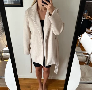 Beige kappa - Jättefin kappa, köpt här på plick men säljer nu för att den inte kommer till användning. Har ett hål inuti med det är inget som syns.🫶🏻