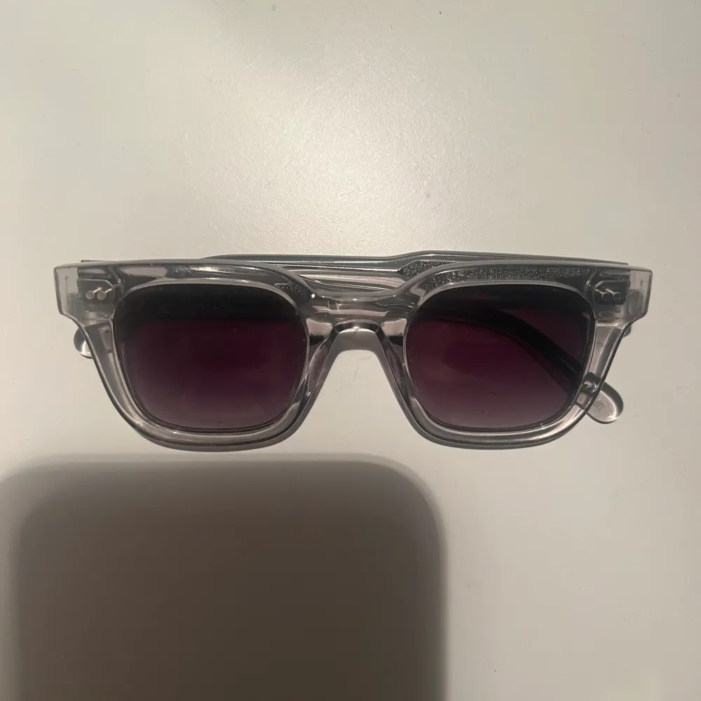 Dessa solglasögon är använda ett fåtal gånger och är i ett väldigt bra skick. Pris kan diskuteras vid snabb affär.. Accessoarer.