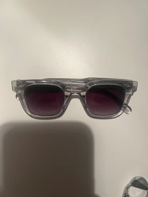 Chimi 04 grå - Dessa solglasögon är använda ett fåtal gånger och är i ett väldigt bra skick. Pris kan diskuteras vid snabb affär.