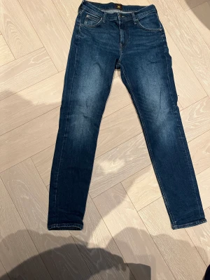 LEE jeans auston använda cirka 4ggr - Säljer mina LEE jeans du jag vuxit ur dem. Nypris 1200