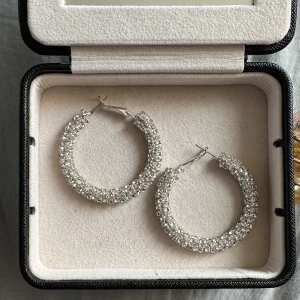 silver örhängen - super fina men aldrig kommit till användning