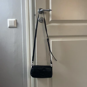 Väska från zara  - Svart väska från zara, ganska rymlig även fast den är liten 