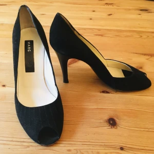 Mockapumps - Mocka pumps i Stl 39, sparsamt använda. Stabila att gå i, 9-10 cm hög klack.