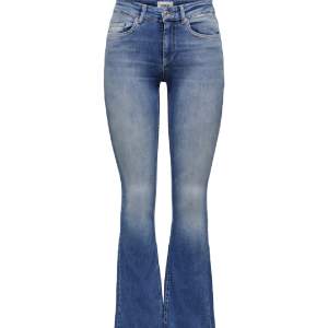 Ett par jättesnygga  mörkblåa bootcut jeans från only, jättesköna passar till allt! Säljer pga för korta, inte använt så mycket😘pris kan diskuteras