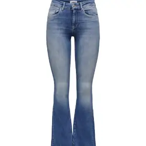 Ett par jättesnygga  mörkblåa bootcut jeans från only, jättesköna passar till allt! Säljer pga för korta, inte använt så mycket😘pris kan diskuteras
