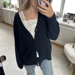 Mörkblå kofta - Säljer så fin kofta från zara som aldrig är använd! 💗