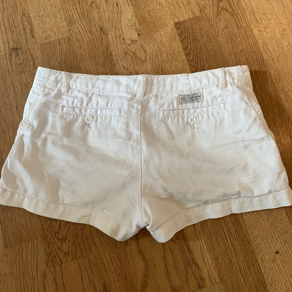 Jättefina vita shorts. Kättebra skick och köpata för ca 500kr. Shorts.
