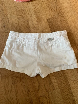 Polo ralph lauren shorts - Jättefina vita shorts. Kättebra skick och köpata för ca 500kr