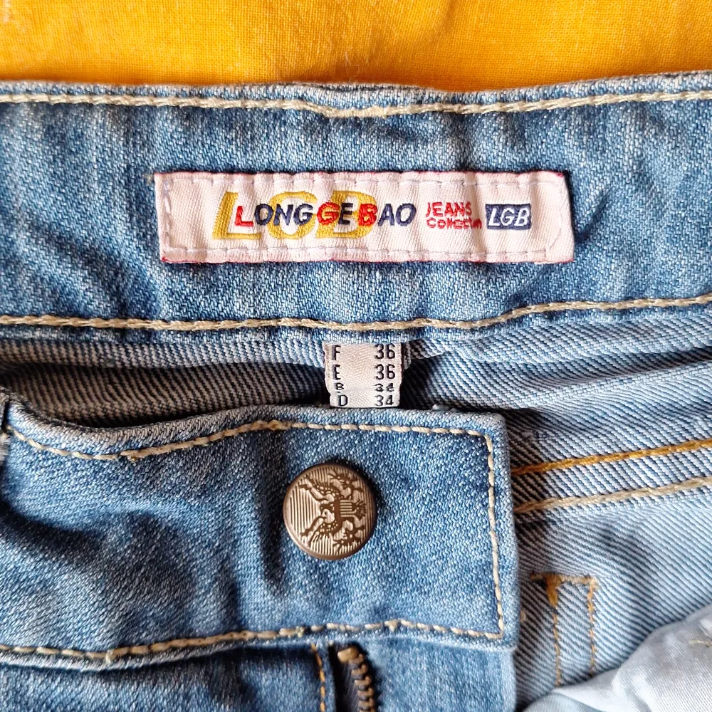 Tvärsnygga jeans från longeboa köpta på second hand. Passar dam och sitter som en S. Skinny. Skriv för mer :). Jeans & Byxor.
