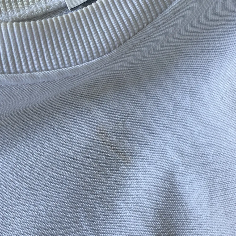 En jättefin sweatshirt från NAKD, nästan helt oanvänd. En fläck som man knappt tänker på ( se bild 3 ) som tyvärr inte försvinner i tvätten därav det billiga priset! Använd gärna köp nu 💕💕💕. Tröjor & Koftor.