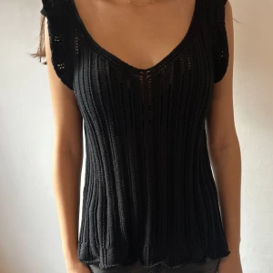 Svart v-ringad topp - En söt svart topp från only som sällan används och säljs pga att den för stor💘