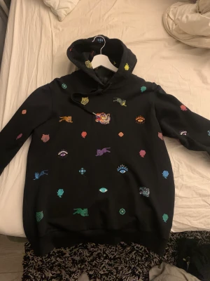Kenzo hoodie - Fin kenzo hoodie som är köpt på nk. Nypris 3000kr Storlek M