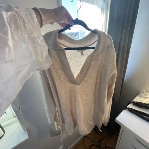 Stickad tröja  - Säljer även denna stickade tröjan med V-ringning!💞