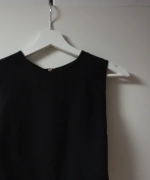 Topp - Fin, med dragkedja i bak 