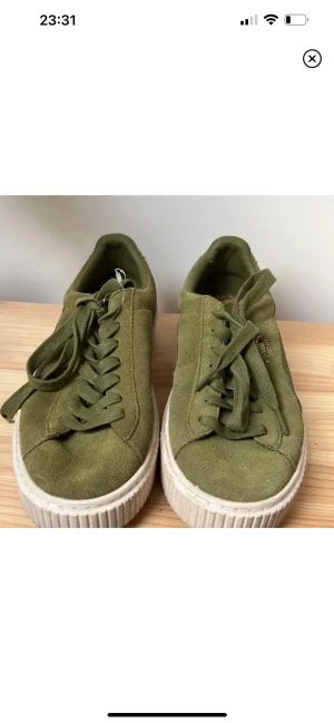 pumaskor - Nästan helt oanvända skor från puma i strl 39. Väldigt fint skick då de är för stora för mig. 