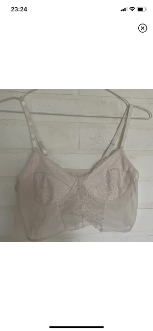 Vit spetstopp - Fin spetstopp som endast är använd en gång! Passar dem med mindre bröst. Hör av er vid frågor!