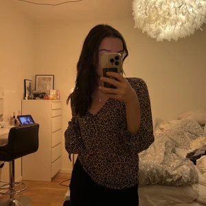 Jättefin blus i leopardmönster - Säljer denna jättefina blusen från Bikbok i strl S🤍