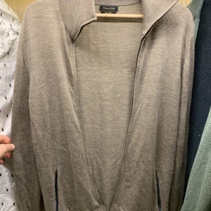 Massimo dutti fullzip - Snygg och fräsch fullzip tröjan från märket massimo dutti. Den är perfekt till hösten och passar även medium. Cond:8/10