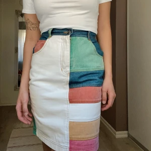 TOGETHER JEANS KJOL! - Med stor sorg säljer jag min otroligt fina retro kjol då den helt enkelt har blivit för liten🥲. Denna kjol måste vara mitt absolut bästa secondhand fynd och den är fortfarande i ett fint skick💗💗