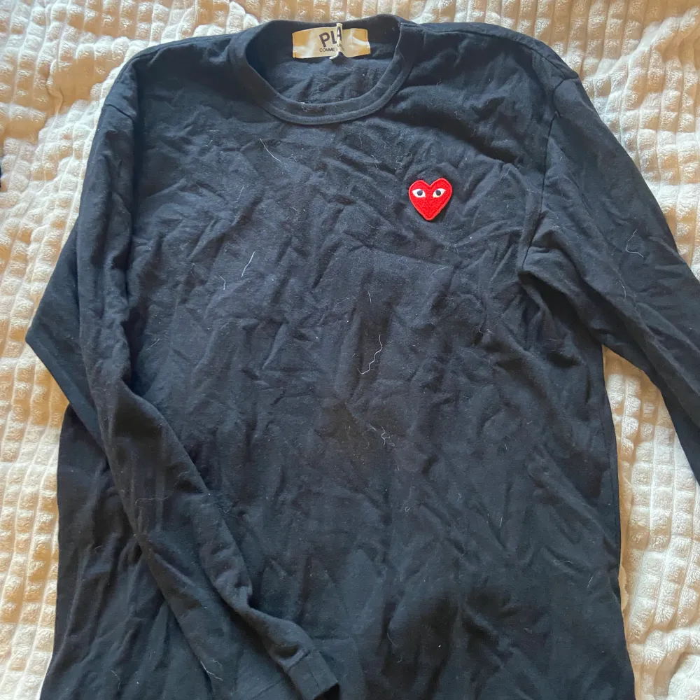 Svarta tröjan från Comme des Garcons, i stolrke L men kan passa S, 600kr . Vit/beige t-shirt trån Acne Studios S, 220kr . T-shirts.