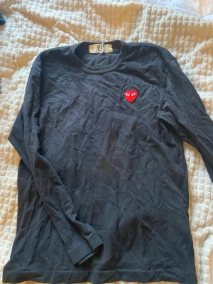 Märkeströjor - Svarta tröjan från Comme des Garcons, i stolrke L men kan passa S, 600kr . Vit/beige t-shirt trån Acne Studios S, 220kr 