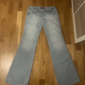 2000s low waist bootcut jeans - Ett jättefint par lågmidjade bootcut jeans från 2000-talet. Kommer från Gant och är i storlek 38, men passar som 34 då jag brukar ha 36/38 men dessa passar ej mig. Finns även inga bilder på eftersom de ej passar.