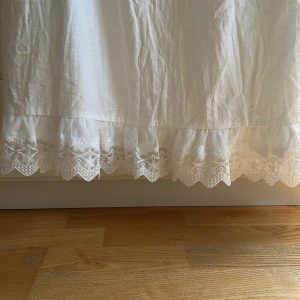 Vit maxikjol - Vit maxikjol från Cider med spetsbård längst ned. Lite, lite genomskinlig men inte så att det stör:) Aldrig använd, lapparna kvar. Säljer pga fått en liknande i present.  Pris 250:-